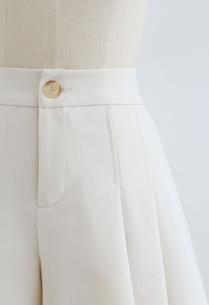 Side Pocket Pleated Shorts in Cream