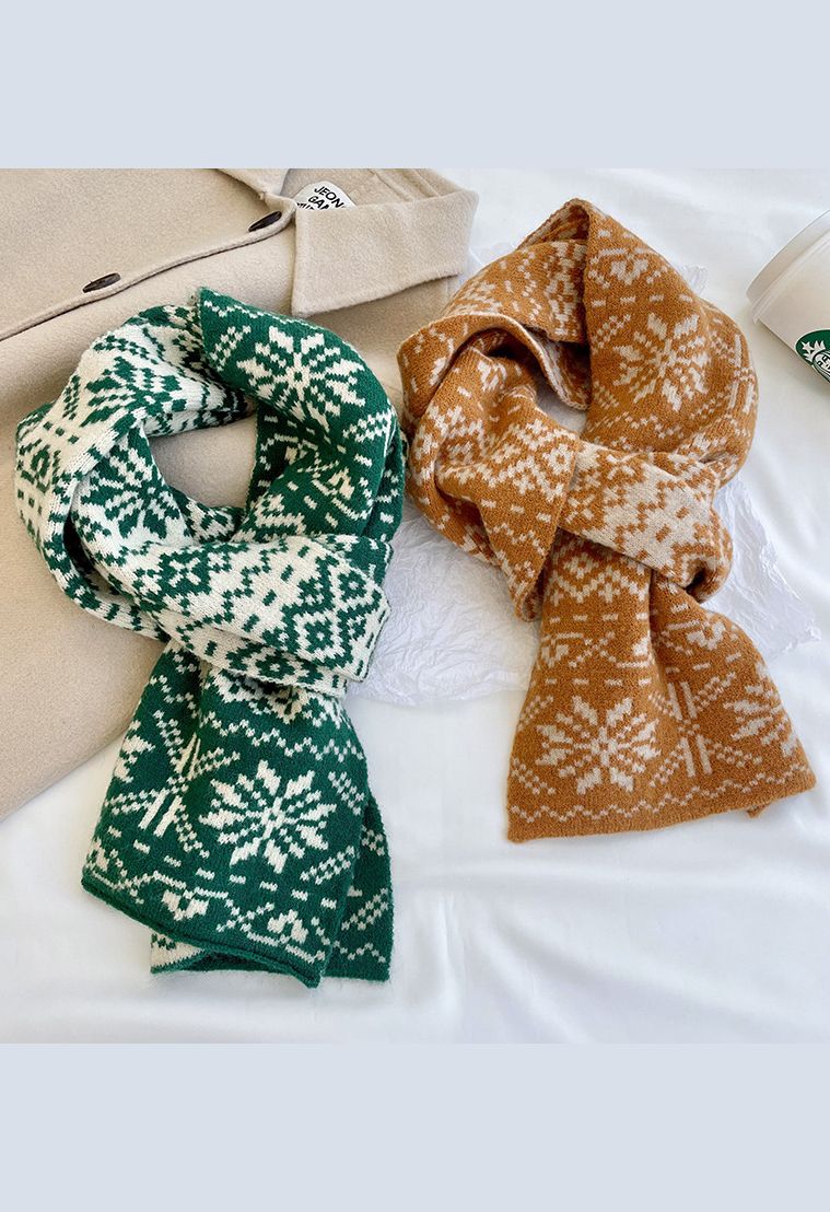 Geometric Snowflake Knit Scarf in Green