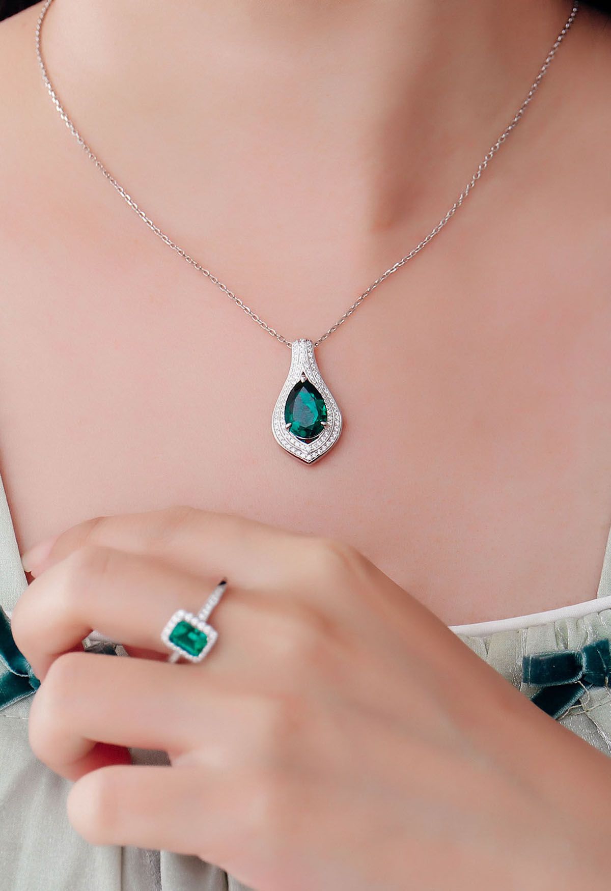 Pear Shape Emerald Gem Necklace